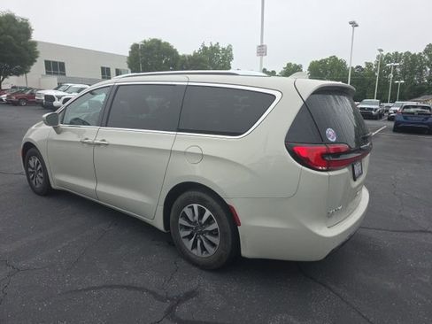 Used 2021 Chrysler Pacifica Touring-L FWD image 7