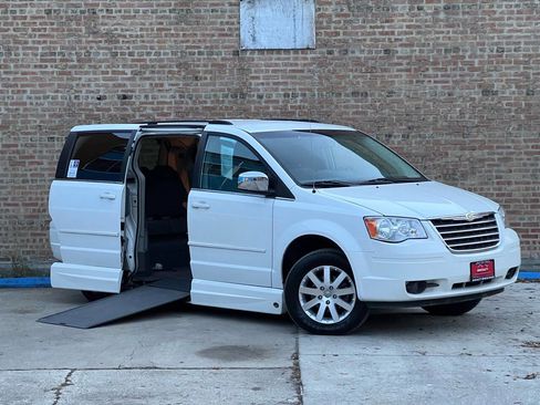 Used 2008 Chrysler Town & Country Touring image 2