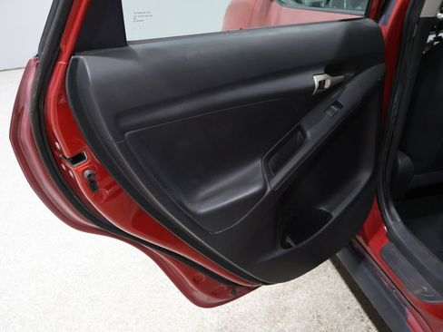 Used 2009 Pontiac Vibe Base w/ Sun And Sound Package image 18