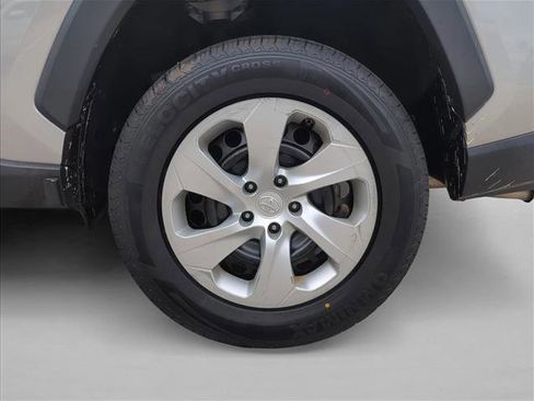 Used 2020 Toyota RAV4 LE image 9