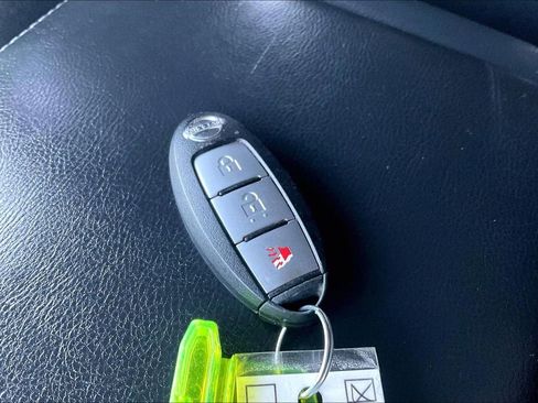 Used 2019 Nissan Pathfinder S image 11