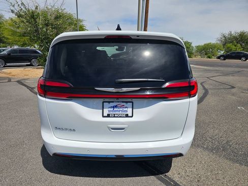 Used 2024 Chrysler Pacifica Touring-L FWD image 4