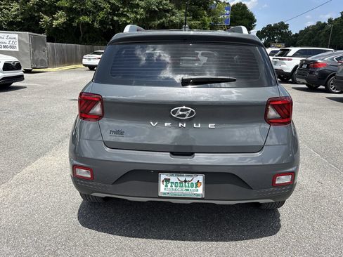 Used 2024 Hyundai Venue SEL FWD image 4