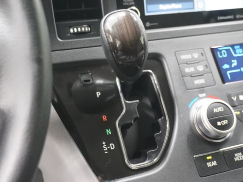 Used 2020 Toyota Sienna XLE w/ XLE Navigation Package FWD image 24