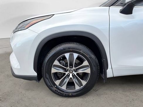 Used 2024 Toyota Highlander XLE AWD/4WD image 14