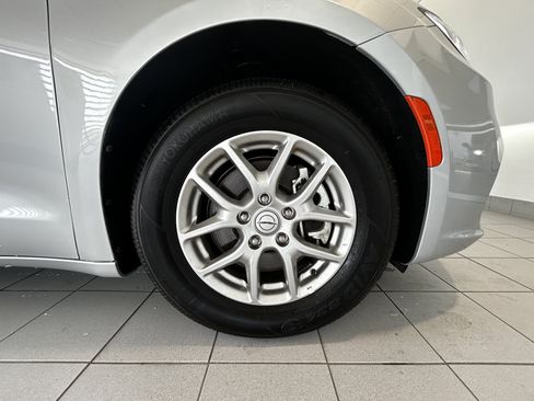 Used 2026 Chrysler Pacifica Select FWD image 9