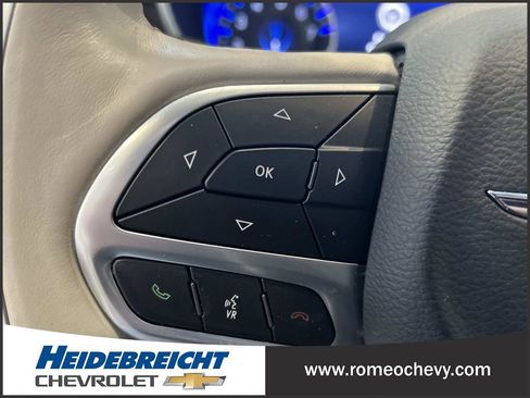 Used 2021 Chrysler Pacifica Limited w/ Uconnect Theater Family Group image 19