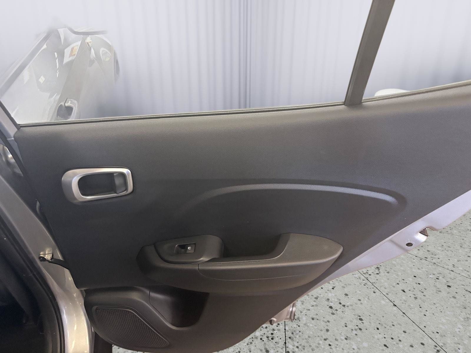 Used 2025 Hyundai Venue SEL FWD image 16