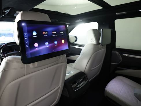 Used 2025 Cadillac Escalade V AWD/4WD image 17
