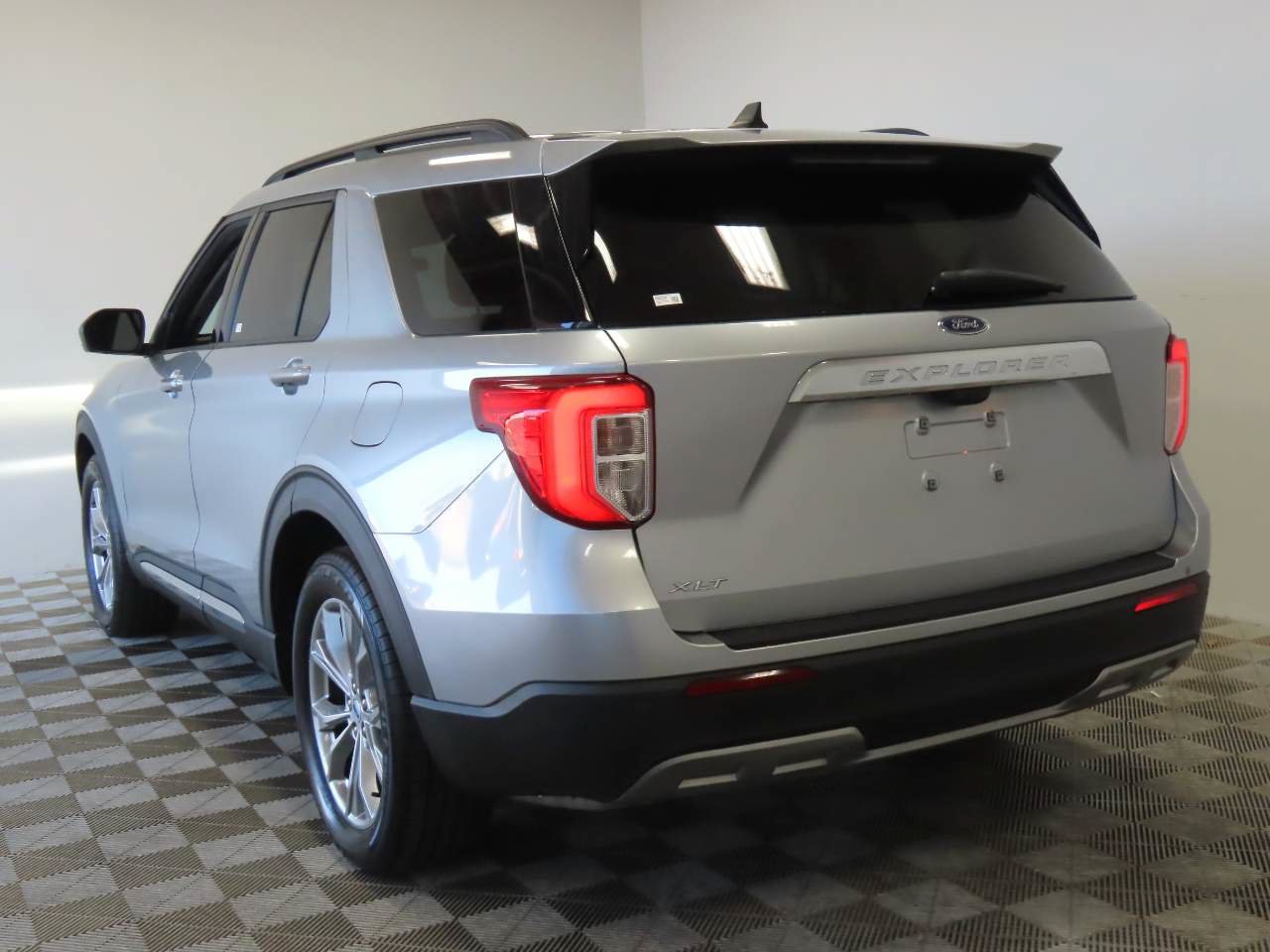Used 2023 Ford Explorer XLT w/ Equipment Group 202A RWD image 3