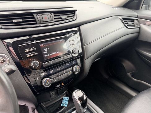 Used 2017 Nissan Rogue SV image 11