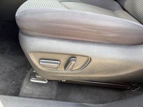 Used 2022 Toyota Highlander LE FWD image 26