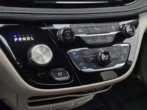 Used 2023 Chrysler Pacifica Touring-L FWD image 19