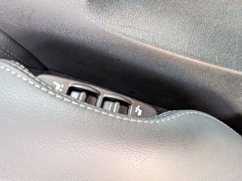 Used 2017 Nissan 370Z Touring image 16