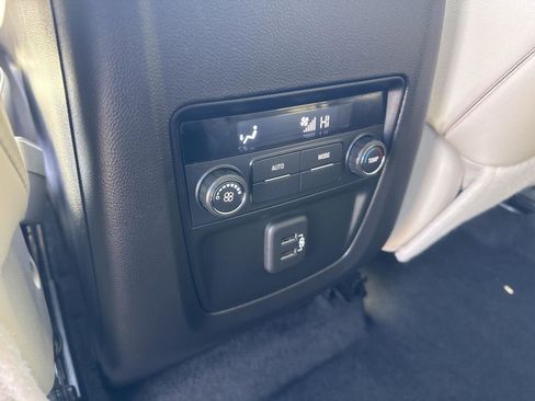 Used 2023 Buick Enclave Essence AWD/4WD image 13