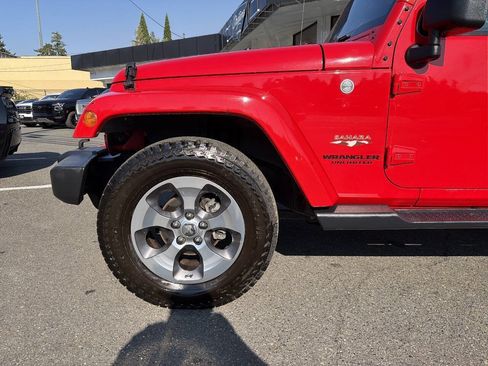 Used 2017 Jeep Wrangler Unlimited Sahara w/ Connectivity Group AWD/4WD image 12