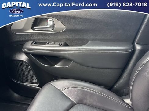 Used 2025 Chrysler Pacifica Select FWD image 28