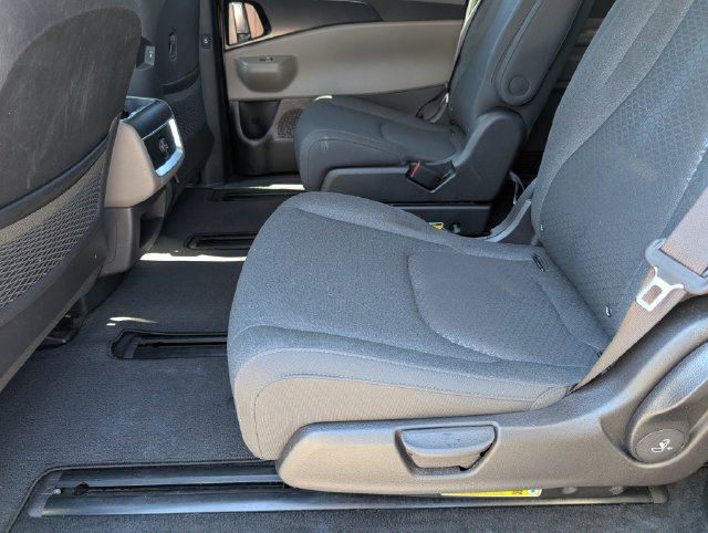 Used 2025 Kia Carnival LX FWD image 29