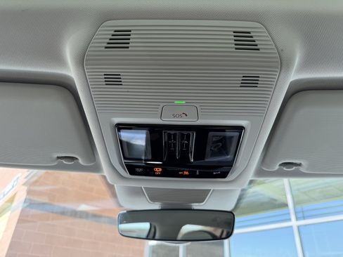 Used 2025 Volkswagen Tiguan SE w/ Panoramic Sunroof Package AWD/4WD image 24