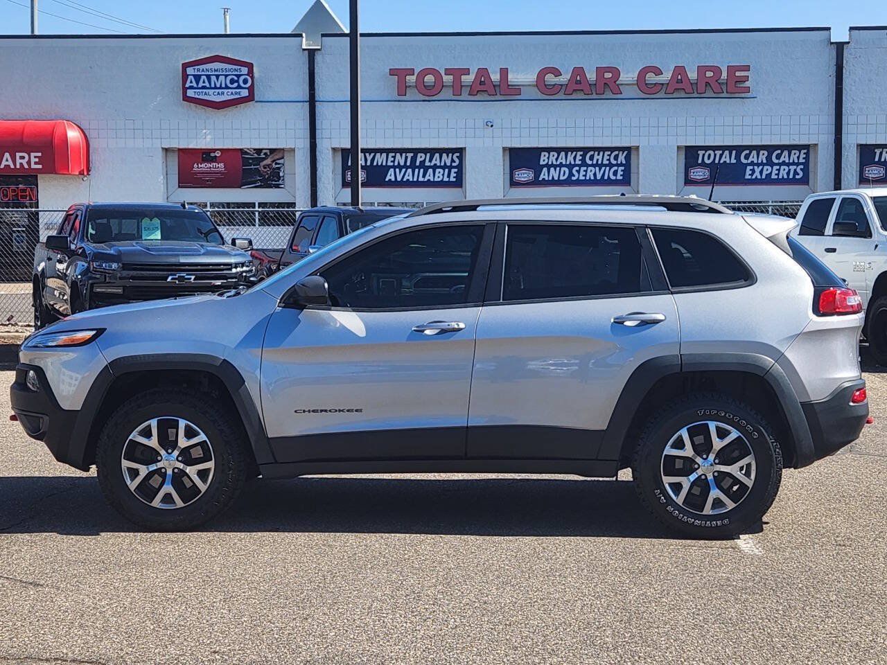 Used 2017 Jeep Cherokee Trailhawk w/ Comfort & Convenience Group AWD/4WD image 2