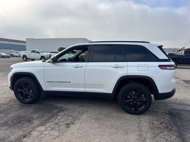 Used 2023 Jeep Grand Cherokee Altitude RWD image 8