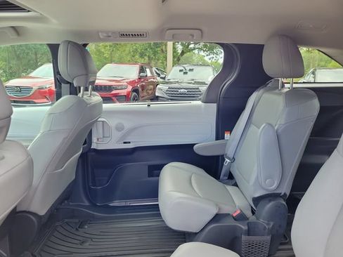 Used 2025 Toyota Sienna XLE FWD image 16