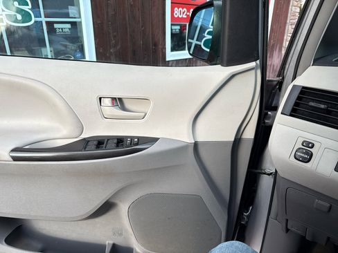 Used 2014 Toyota Sienna L image 16