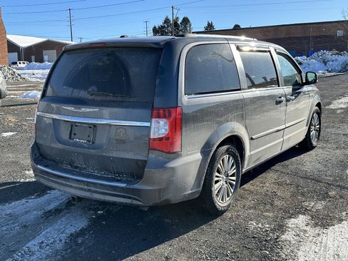 Used 2014 Chrysler Town & Country Touring-L image 8
