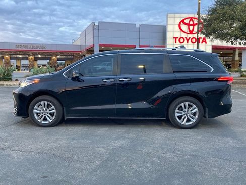 Used 2025 Toyota Sienna Limited image 8