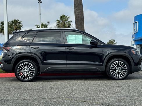 Used 2025 Volkswagen Taos SE w/ Panoramic Sunroof Package image 7