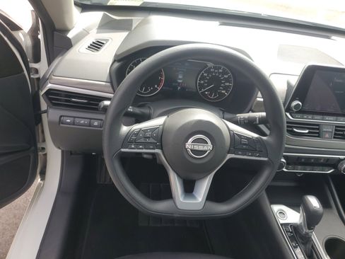 Used 2025 Nissan Altima 2.5 SV FWD image 14