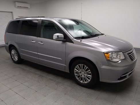 Used 2015 Chrysler Town & Country Touring-L w/ Driver Convenience Group FWD image 13