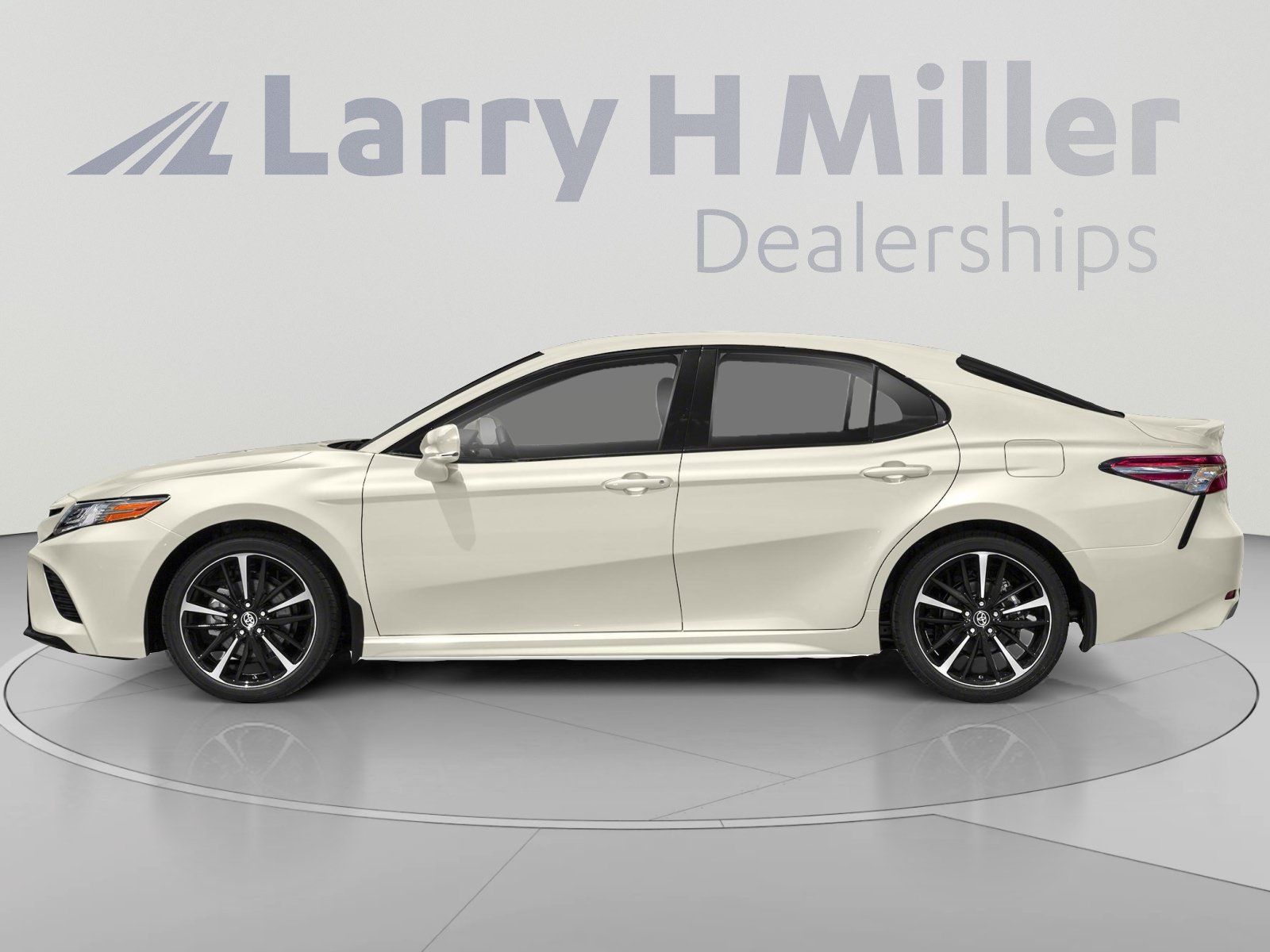 Used 2018 Toyota Camry XSE FWD image 3