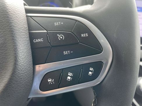 Used 2024 Chrysler Pacifica Touring-L image 31