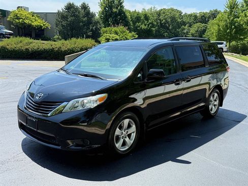Used 2015 Toyota Sienna LE FWD image 10