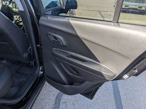 Used 2022 Chevrolet Trax LT w/ LT Convenience Package image 7