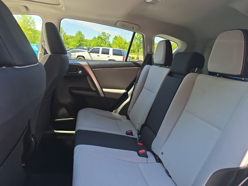 Used 2018 Toyota RAV4 XLE AWD/4WD image 14