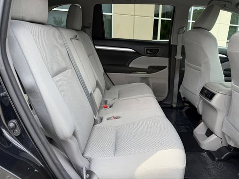Used 2016 Toyota Highlander LE FWD image 38
