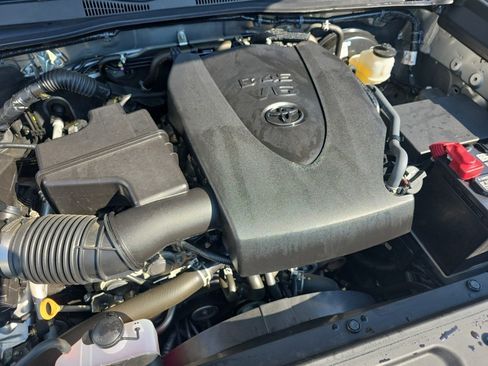 Used 2023 Toyota Tacoma SR5 w/ Technology Package image 10