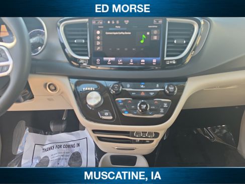 Certified 2022 Chrysler Pacifica Touring-L FWD image 11
