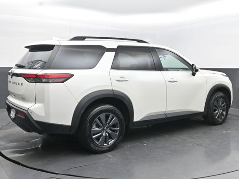 Used 2024 Nissan Pathfinder SV image 9