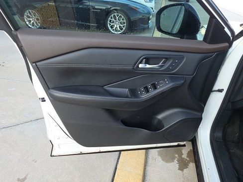 Used 2023 Nissan Rogue SL w/ SL Premium Package image 12