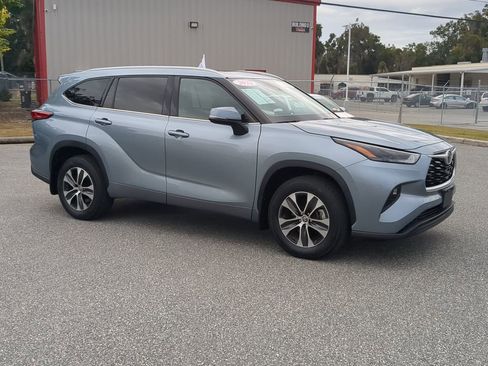 Used 2022 Toyota Highlander XLE image 11
