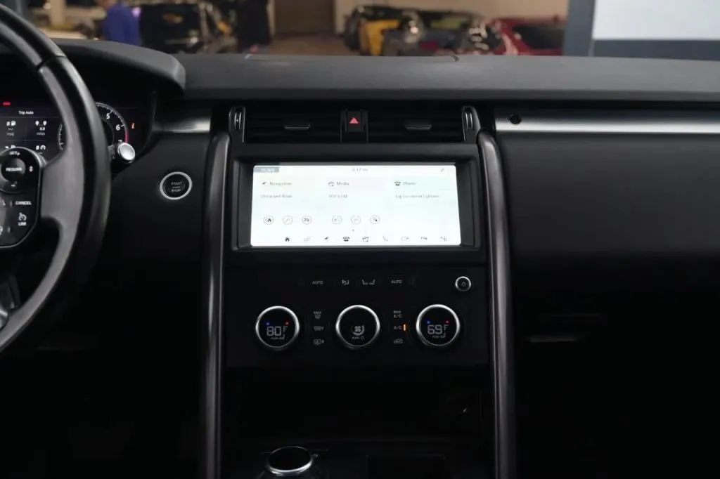 Used 2020 Land Rover Discovery Landmark AWD/4WD image 30