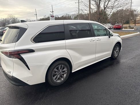 Used 2024 Toyota Sienna LE image 8