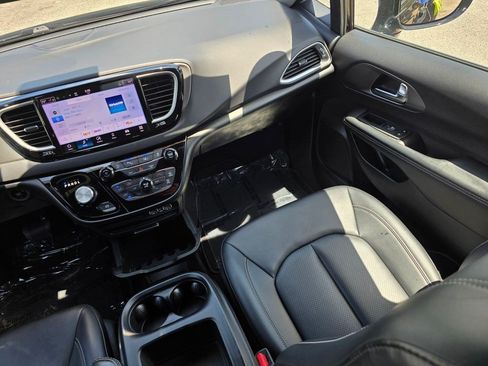 Used 2025 Chrysler Pacifica Select FWD image 36