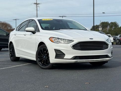 Certified 2020 Ford Fusion SE image 2
