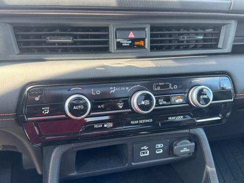 Used 2025 Honda Pilot TrailSport image 17