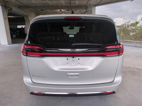 New 2026 Chrysler Pacifica Select image 6