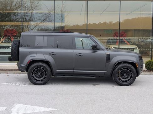 Used 2025 Land Rover Defender 110 image 7